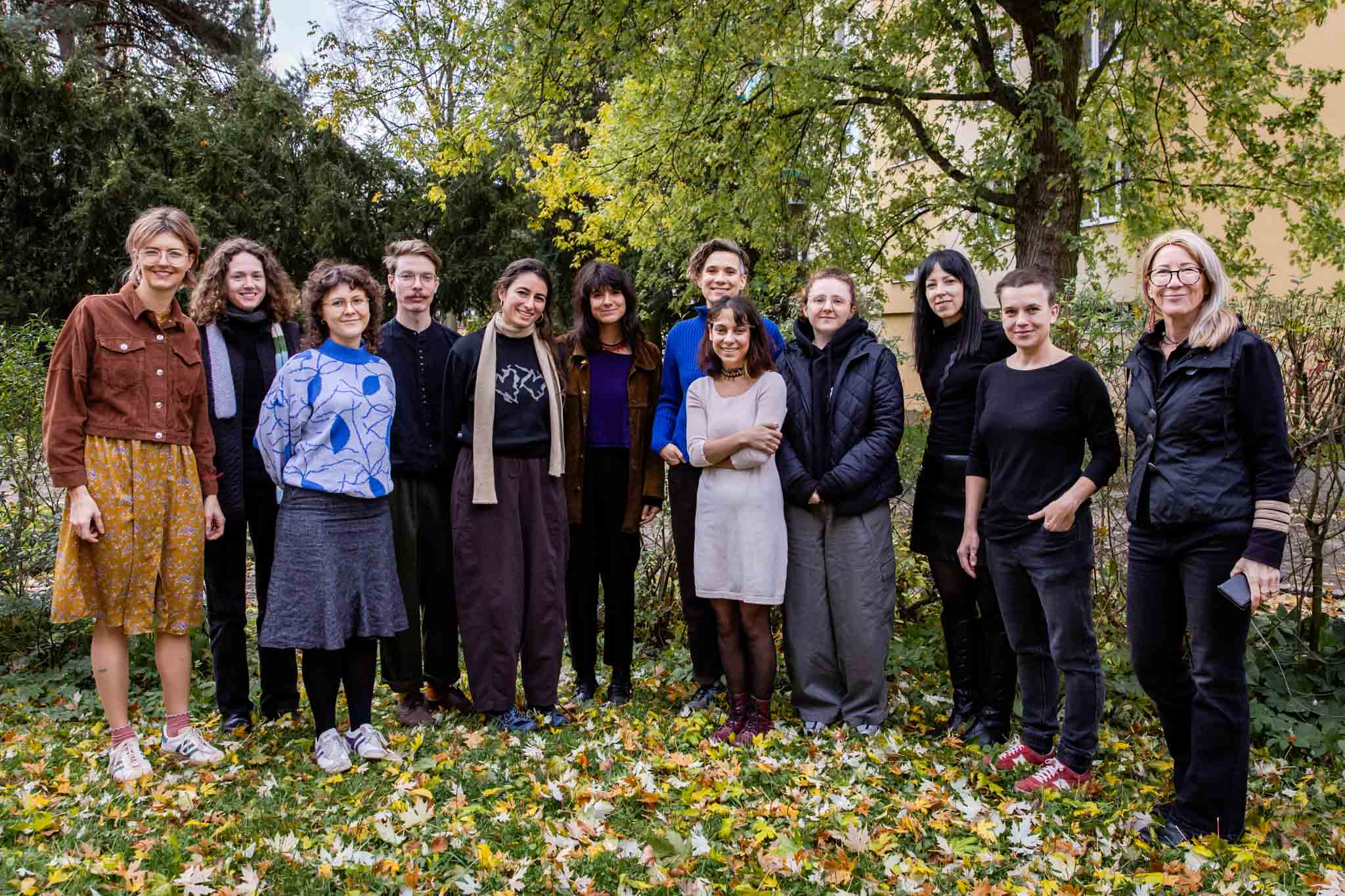 Zleva: Markéta Švarcová (CZ) / socioložka a badatelka, Imke Hullmann (DE/NL) / urbanistka, architektka a badatelka, Magda Kopańska (PL) / sociální antropoložka, Karl Kaisel (EE) / vizuální umělec a filmař, Seta Astreou Karides (CY) / vizuální umělkyně a performerka, Clara Baj (FR/BE) / vizuální antropoložka, dokumentaristka a kurátorka, Lenka Vráblíková (CZ/UK) / teoretička současného umění a kultury & tutorka programu, Mana Tashakorinia (IR/FI) / filmařka a badatelka, Daniela Brill Estrada (CO/AT) / vizuální umělkyně a badatelka, Lenka Hámošová (SK/CZ) / vizuální umělkyně a výzkumnice & tutorka programu, Šárka Zahálková (CZ) / umělkyně, kurátorka & koordinátorka programu, Penelope Cain (AU/NL) / vizuální umělkyně, bioložka a badatelka