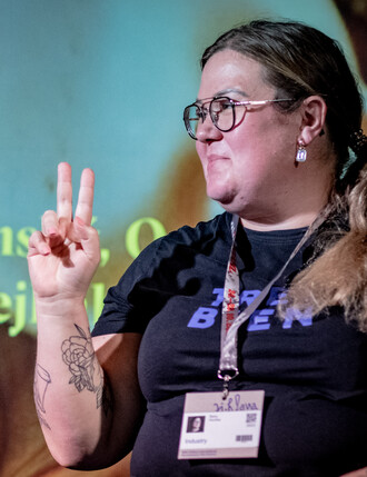 Práce není díky AI bezpečnější, mizí jen místa, kde se to investorům vyplatí, říká Homfray