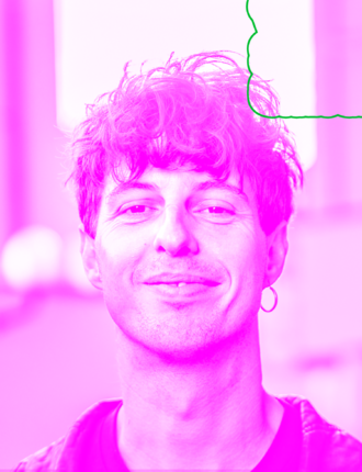 Sedmá řada Screenshotu je tu! S Petrem Bittnerem o lásce, radikalizaci, všemocných penězích i budoucnosti Evropy