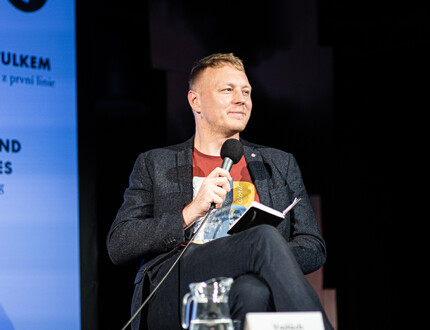 Příběhy za titulkem